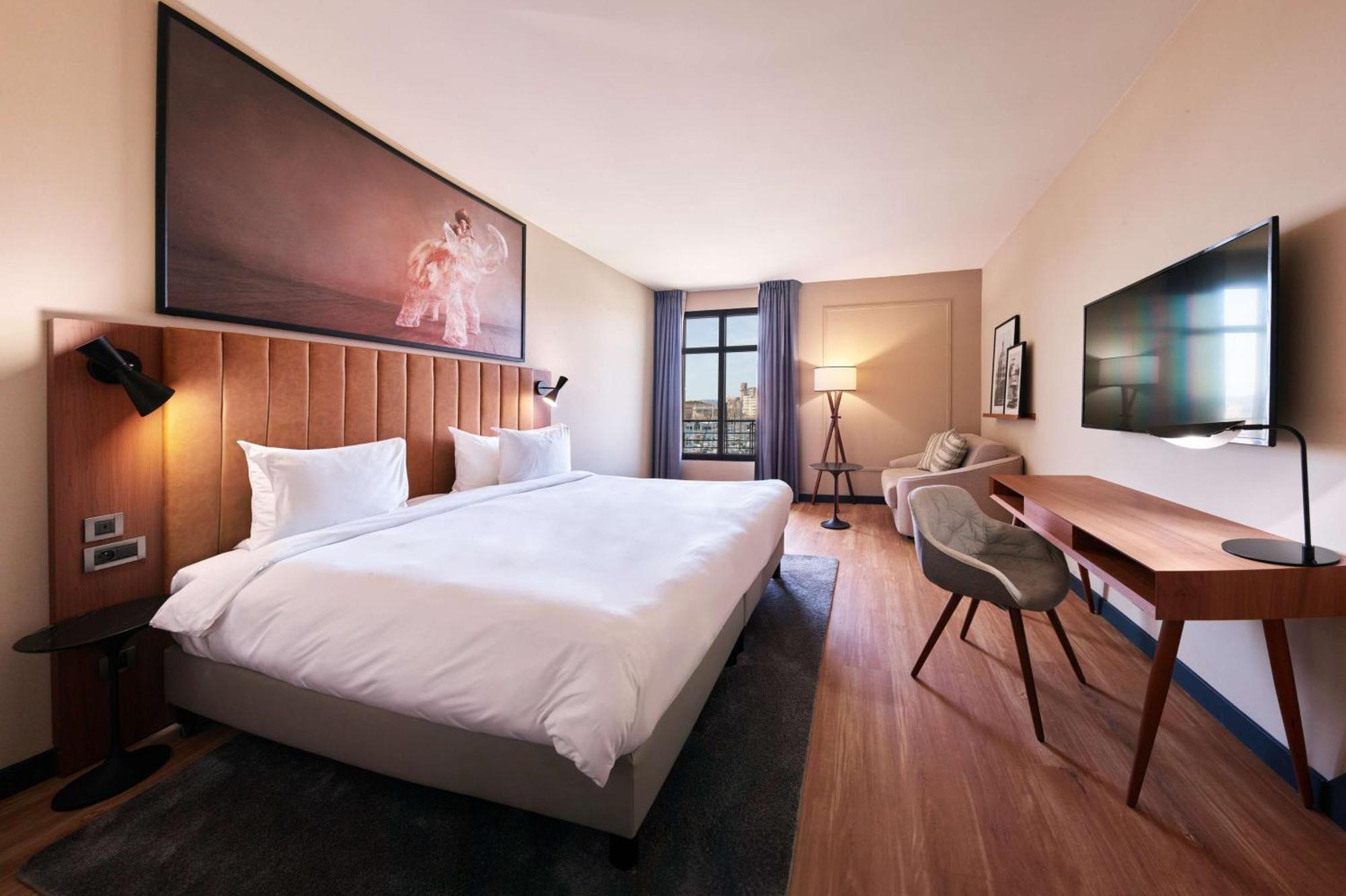 Hotel Radisson Blu Vieux Port 4*